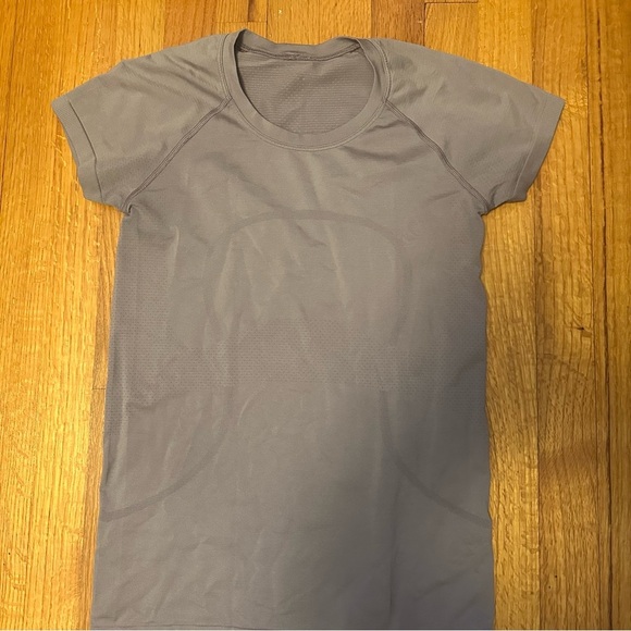 Lululemon Swiftly Tech Short-Sleeve Shirt 
Hip Length unsure of size (f6 - Picture 1 of 8
